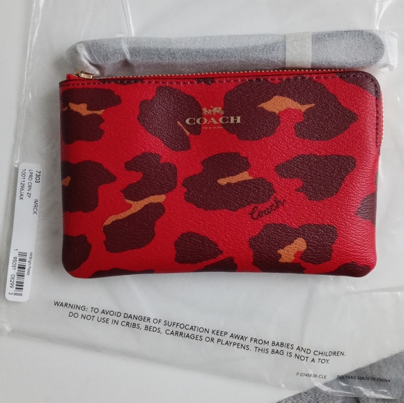 LAST ONE♥️COACH LEOPARD CORNER ZIP WRISTLET